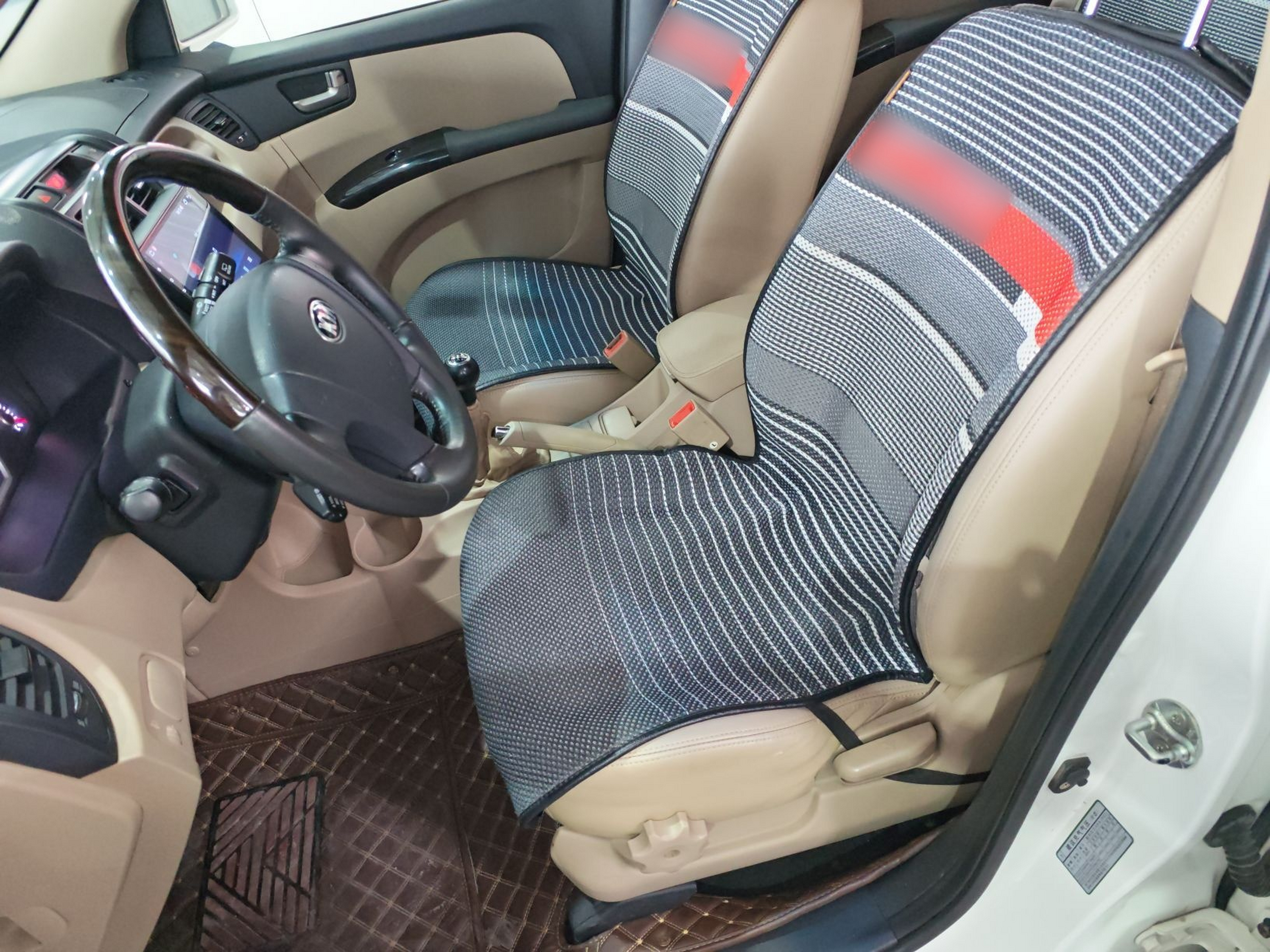 المقاعد الأمامية داخل السيارة