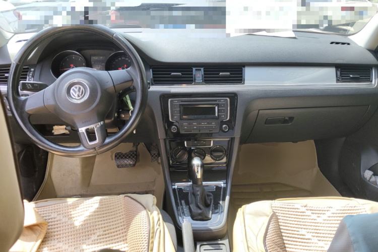 Used Volkswagen Bora 2014 1.6L Automatic Fashion Model Center Console