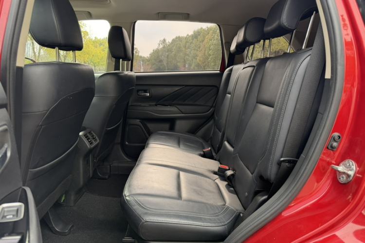 Used Mitsubishi Outlander 2019 2.4L 4x4 Zhi Xiang Edition 7 Seats China V Emission Standard
