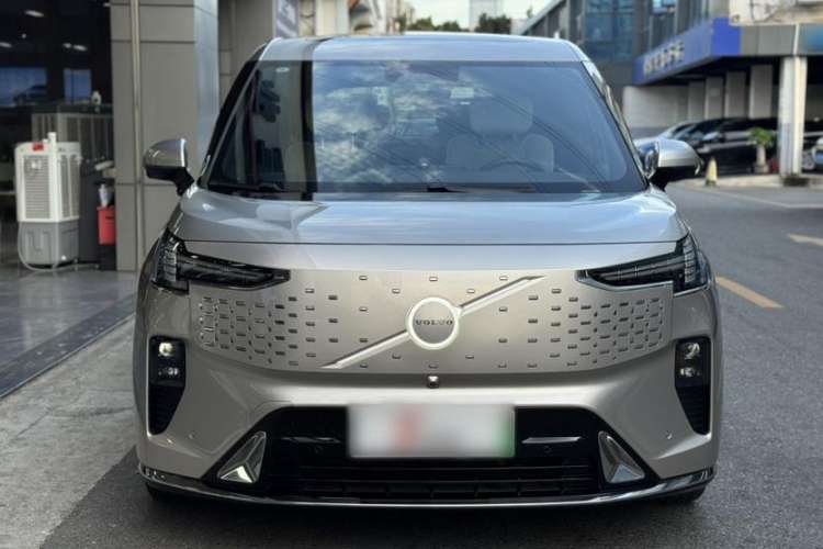 Used Volvo EM90 2025 Ultra Six-Seater
