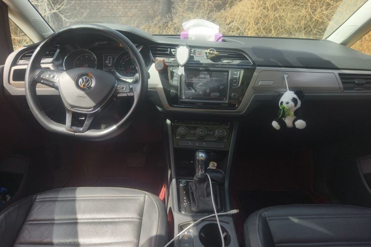 Used Volkswagen Touran 2018 Volkswagen Touran L 280TSI DSG Comfort Edition 7-seater Center Console