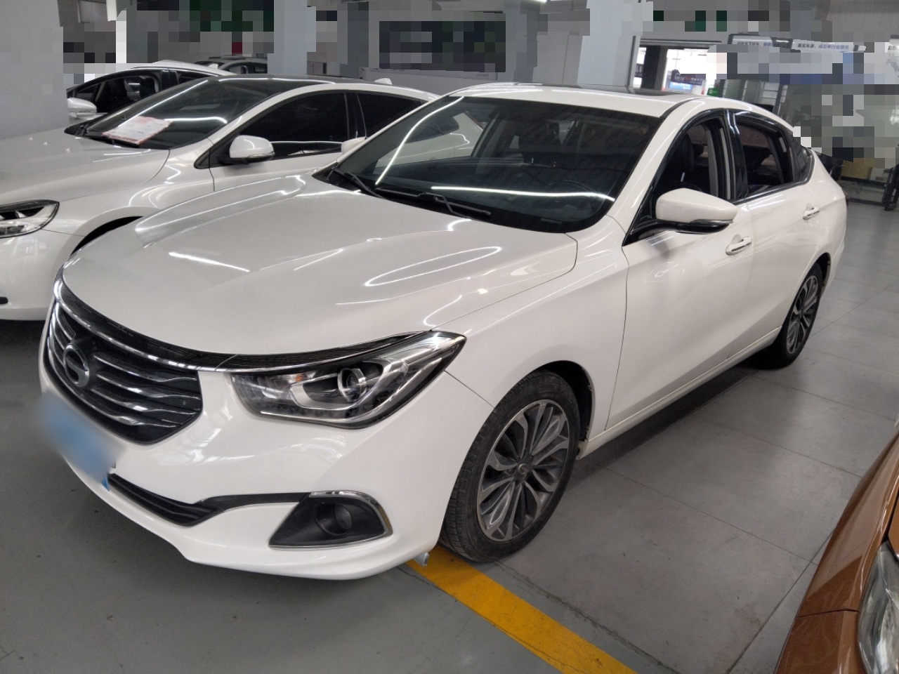 تحت مقدمة السيارة