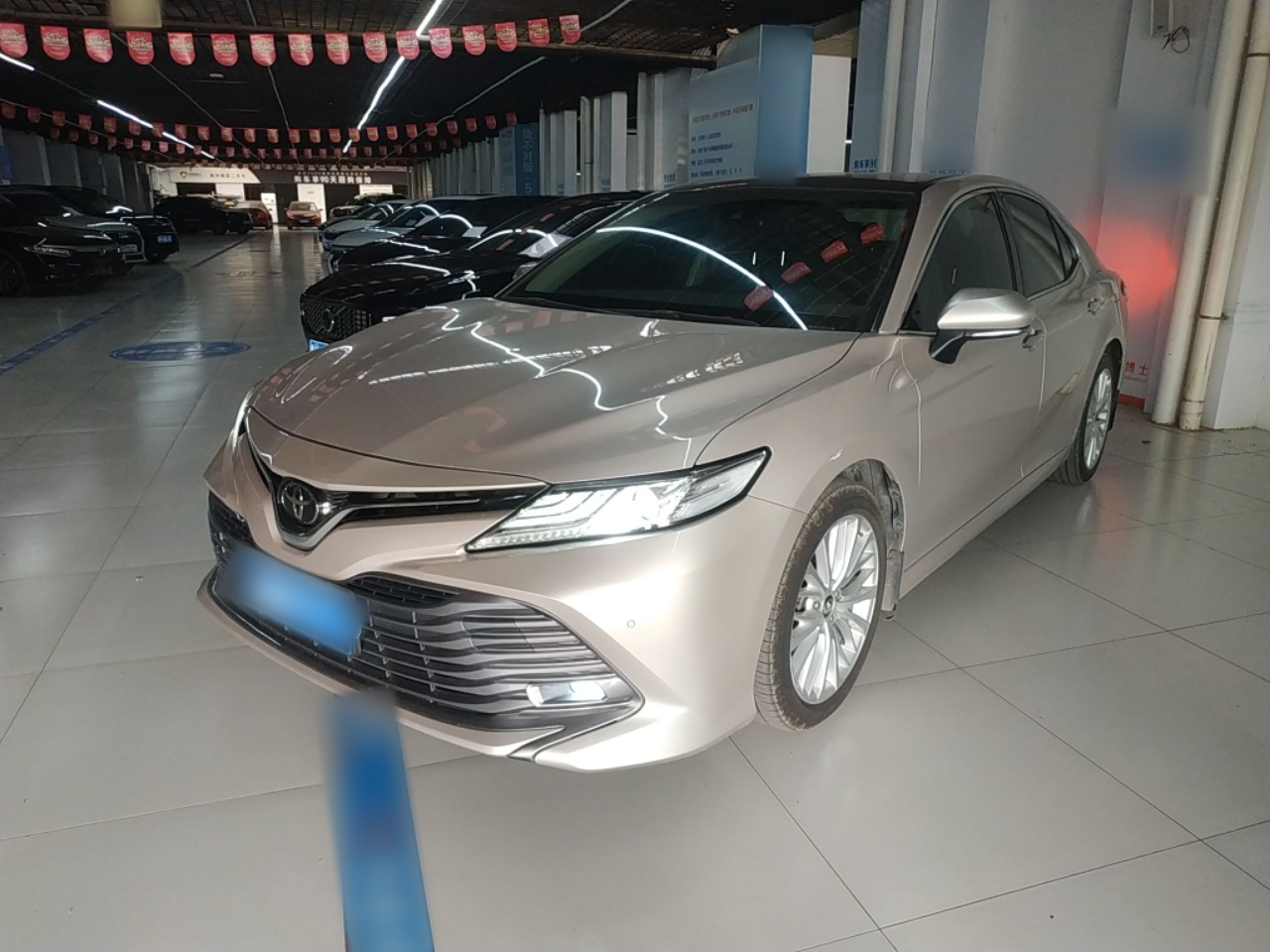 تحت مقدمة السيارة