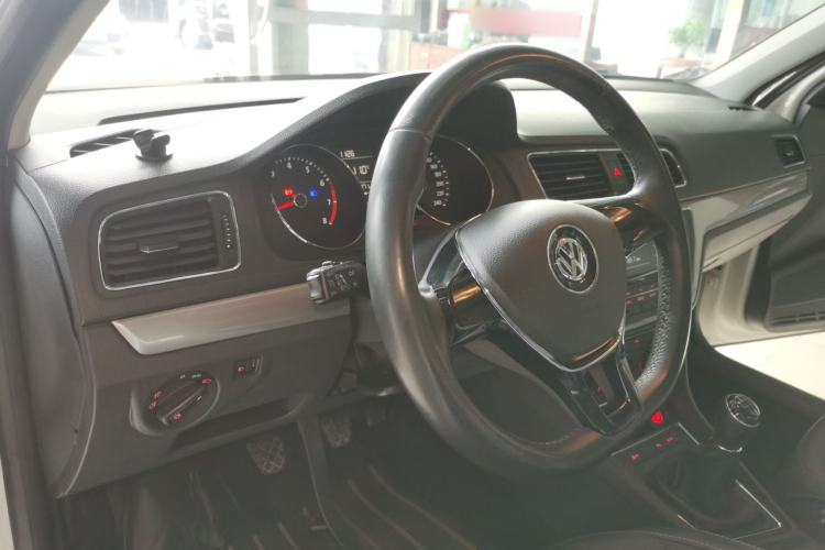 Used Volkswagen Lavida 2015 1.6L Manual Comfort Edition
