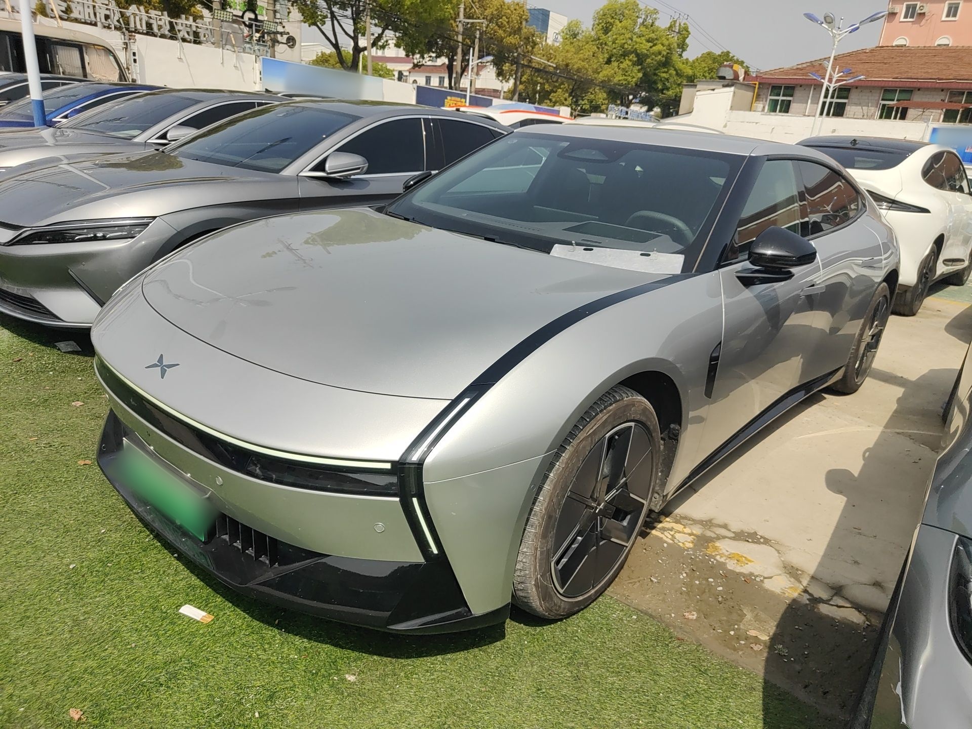 Под передней частью автомобиля