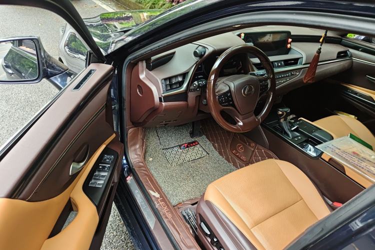 Used Lexus ES 2020 300h Premier Edition Driver Seat