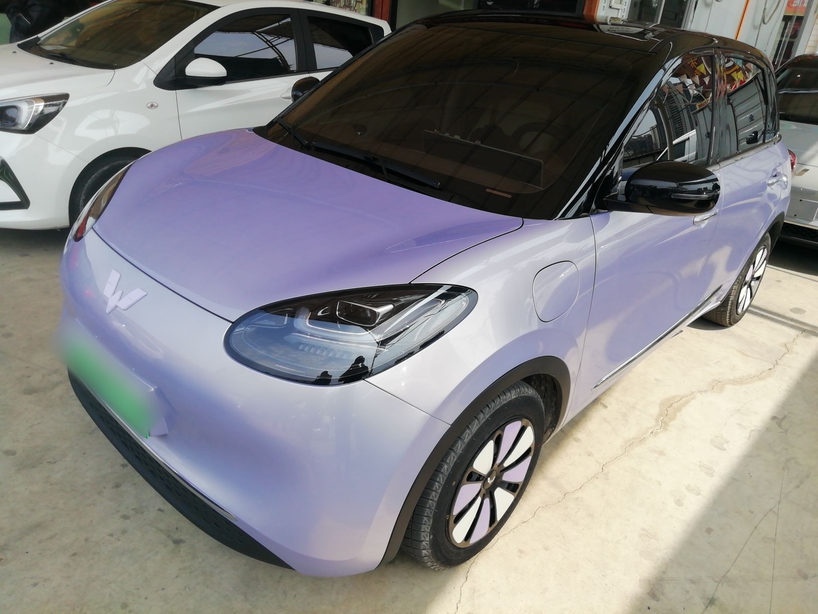 Под передней частью автомобиля