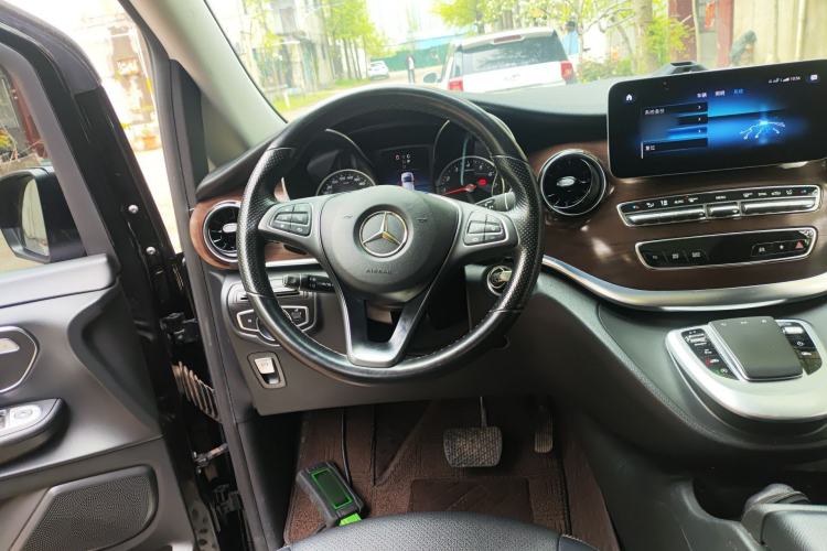 Used Mercedes-Benz V-Class 2021 V 260 Avantgarde Edition Steering Wheel