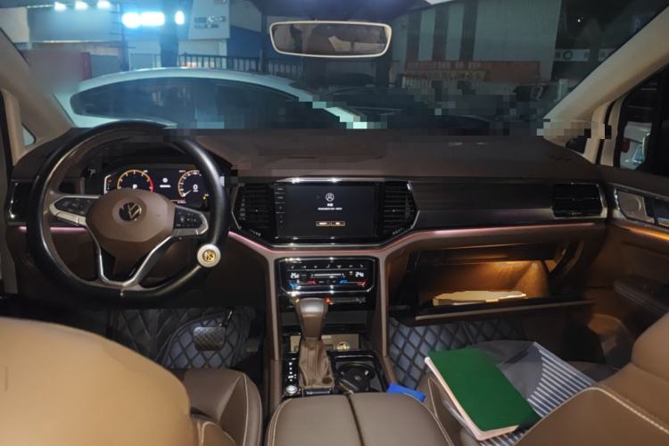 Used Volkswagen Viloran 2020 330TSI Luxury Edition Center Console