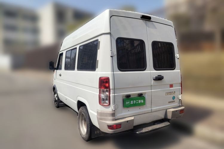 Used Iveco Daily 2021 2.5T A35 M1 Passenger Van 5-9 Seater Short Wheelbase Mid-Roof Design Dual Tires Side Sliding Door