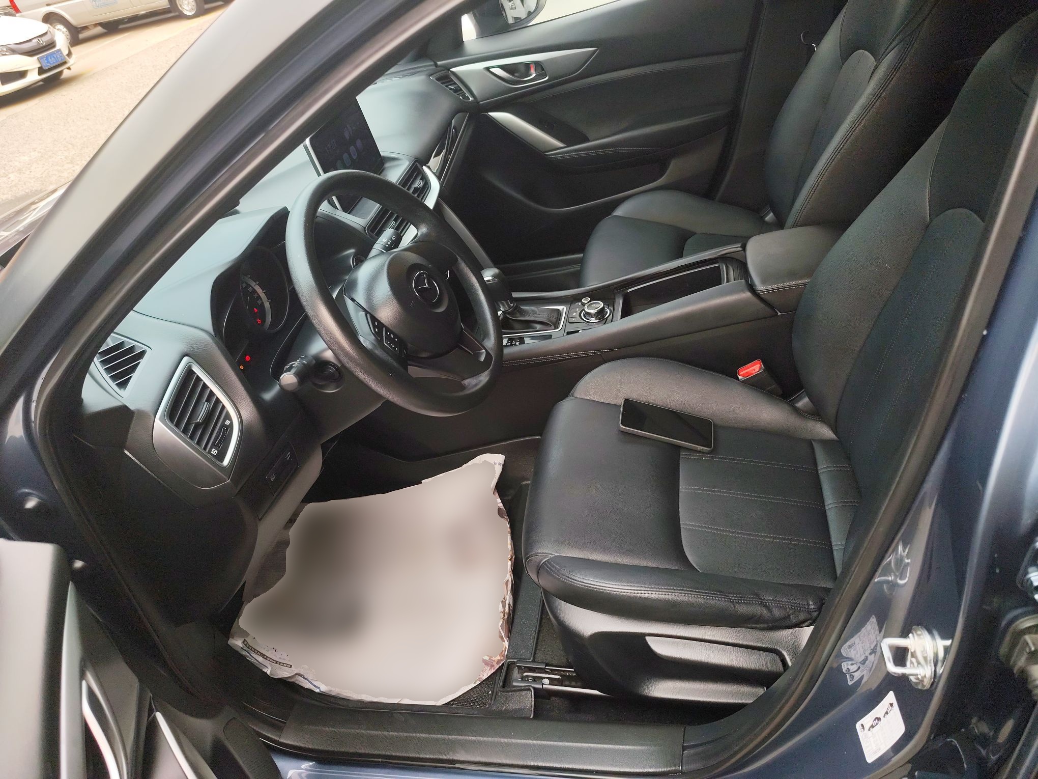 Переднее сиденье в автомобиле