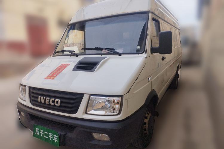 Used Iveco Daily 2021 2.8T V40 VAN厢式 Cargo Van 3-Seater Long Wheelbase Mid-Roof Design Dual Tires Manual Door