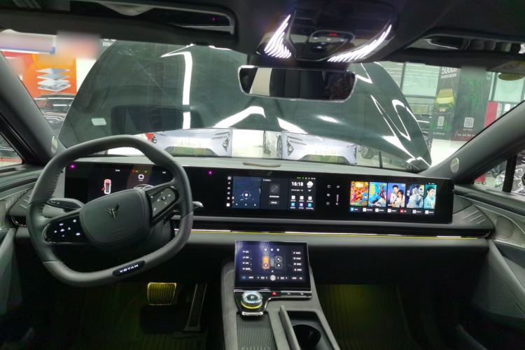 Used VOYAH PASSION 2024 PHEV Four-Wheel Drive Ultra-Long Range Flagship Model Center Console