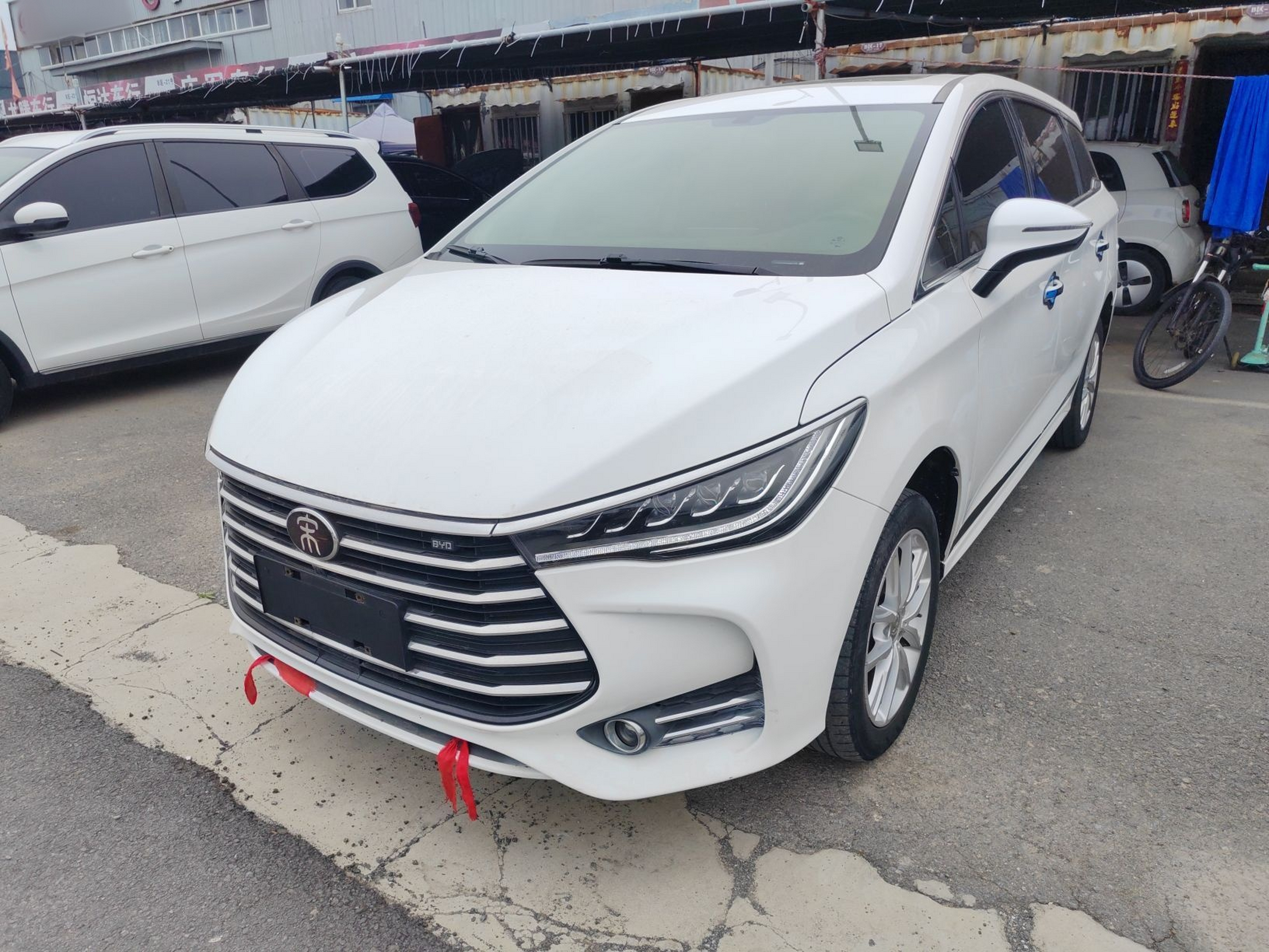 تحت مقدمة السيارة