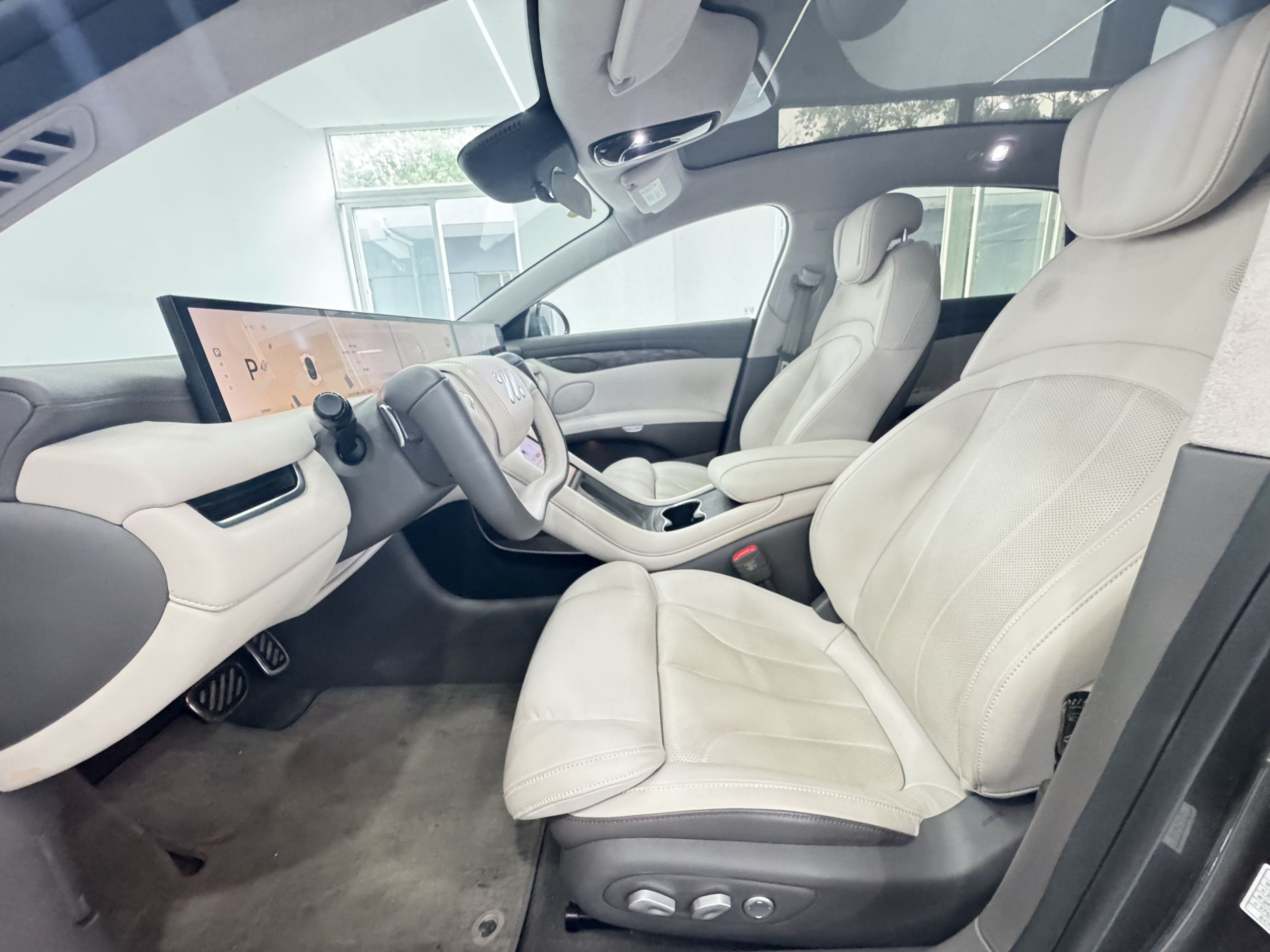 المقاعد الأمامية داخل السيارة