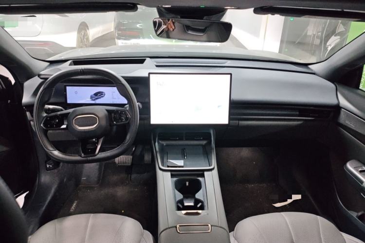 Used Lynk & Co 07 2024 EM-P 126 Long-Range Ultra Center Console