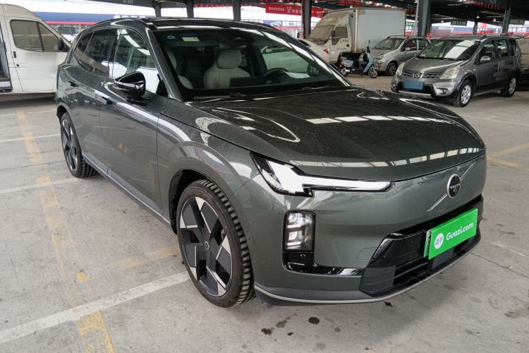 Used Volvo XC70 Plug-in Hybrid 2026 Model Four-Wheel Drive Long-Range Ultra Front Right 45 Deg