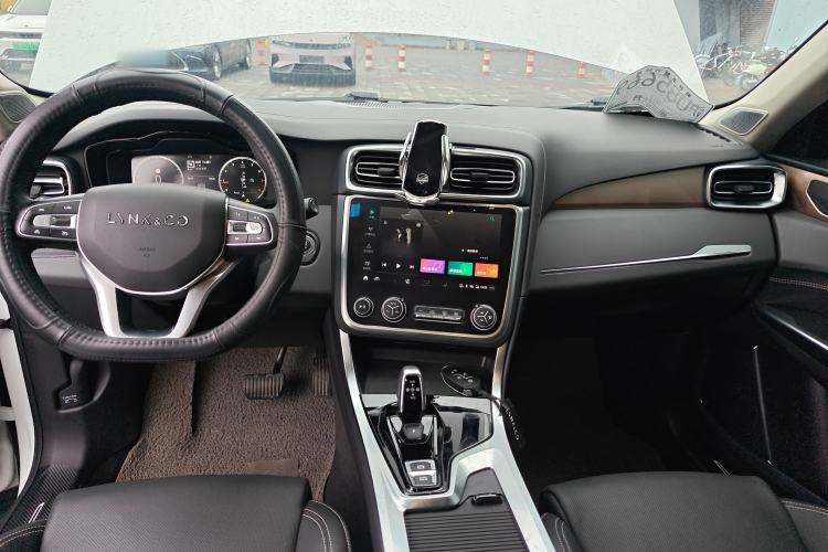 Used Lynk & Co 01 2019 2.0T Two-Wheel-Drive Pro Version China VI Standard Center Console