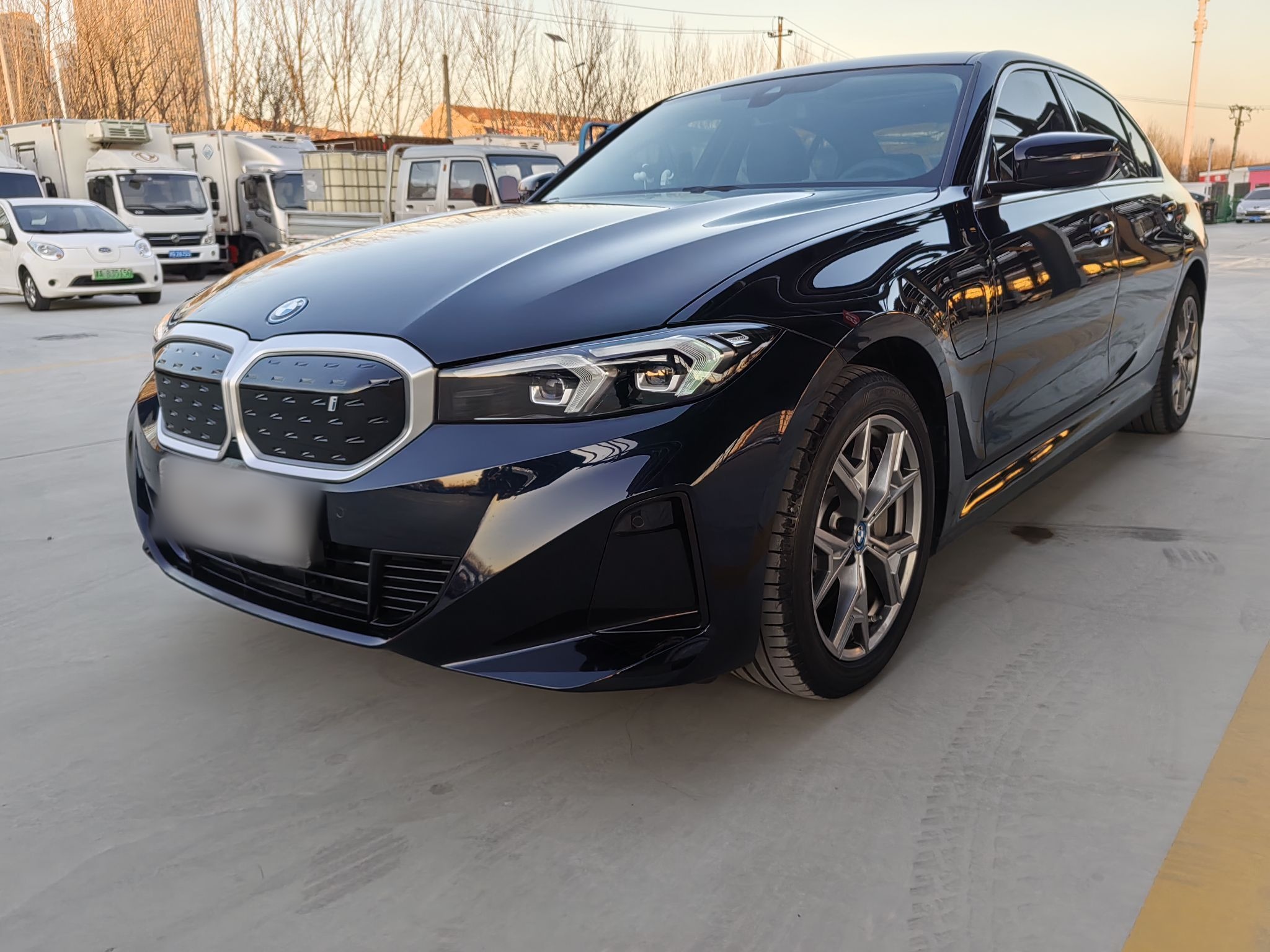 تحت مقدمة السيارة