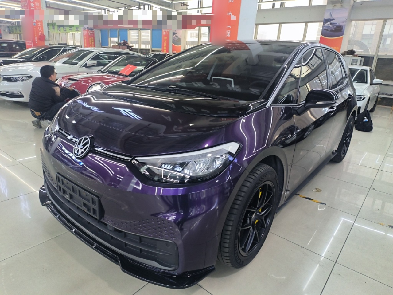 تحت مقدمة السيارة