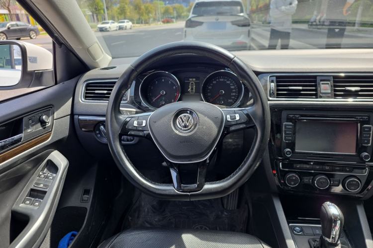 Used Volkswagen Sagitar 2015 280TSI Automatic Flagship Model Steering Wheel