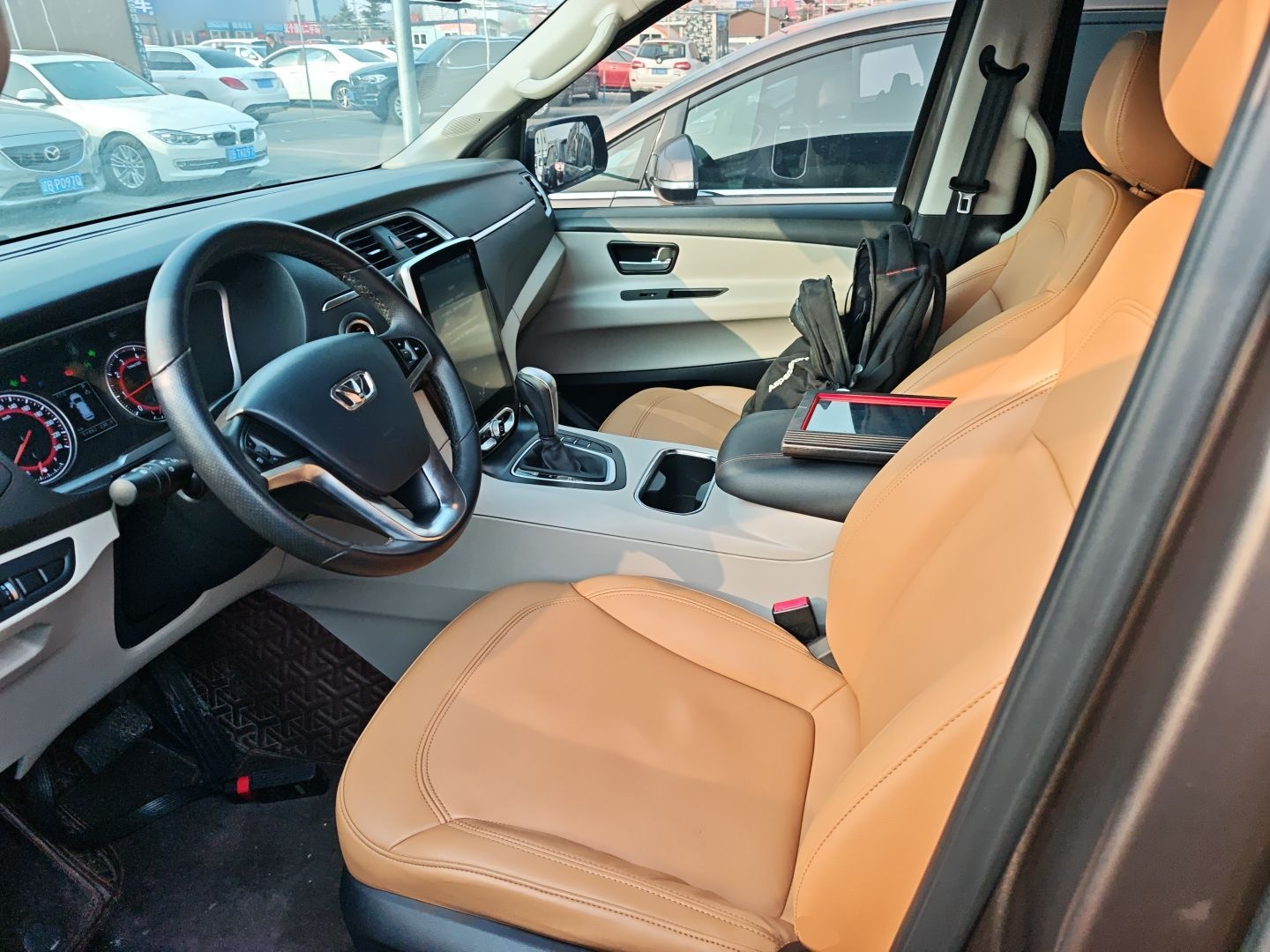 Переднее сиденье в автомобиле