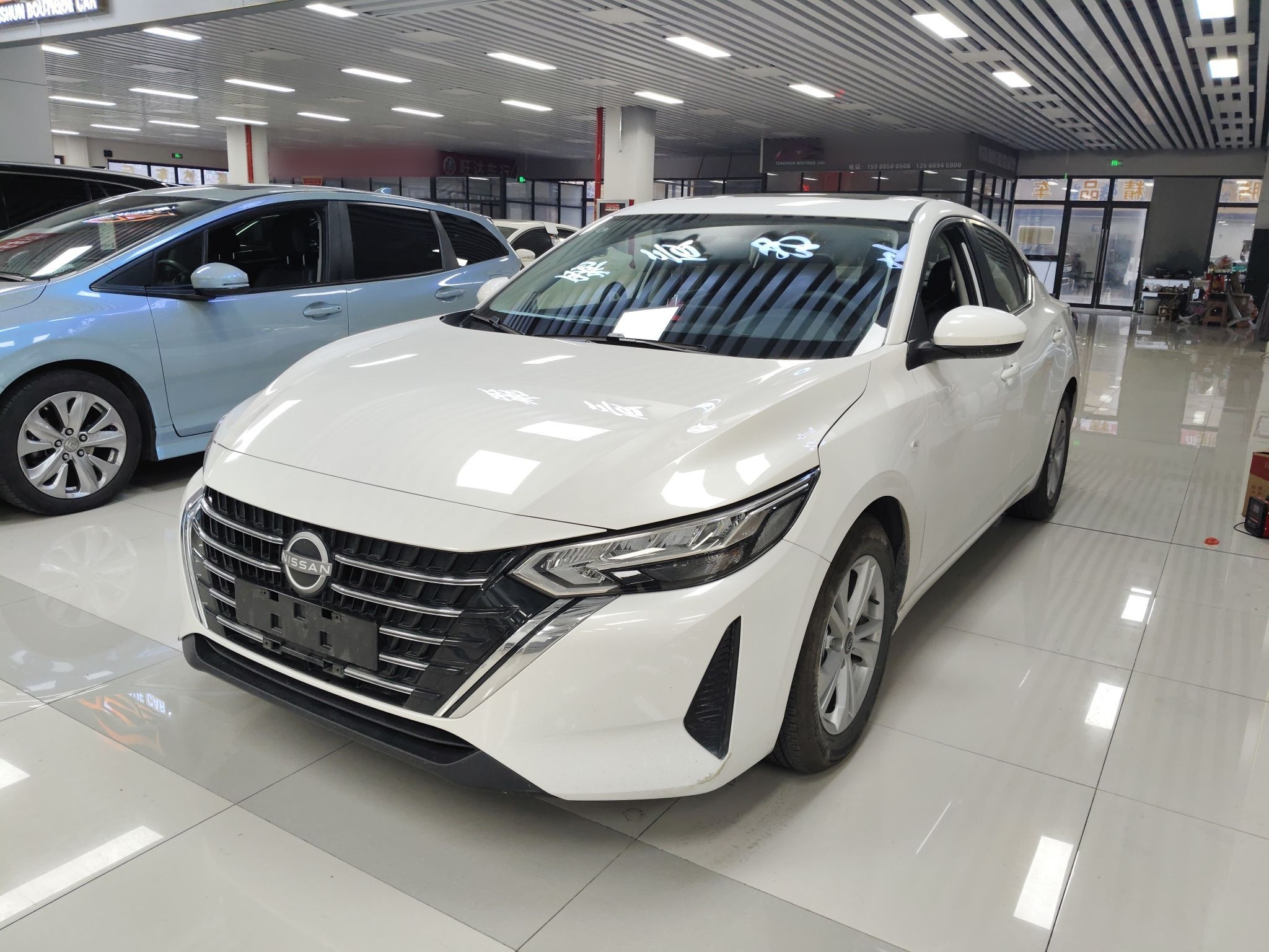 تحت مقدمة السيارة