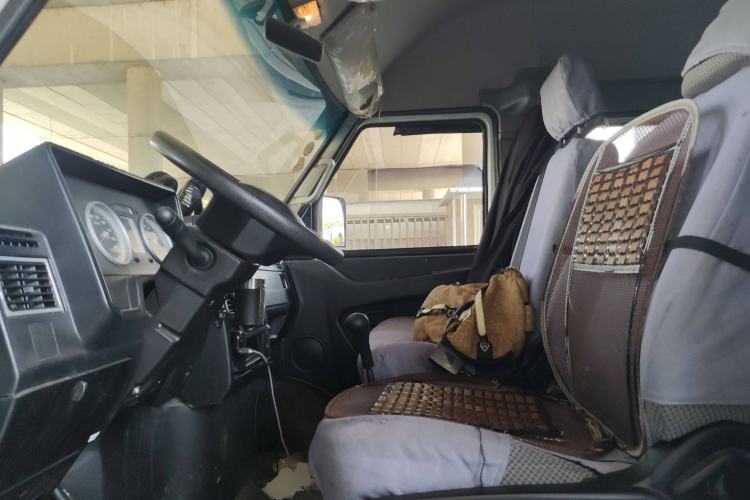 Used Iveco Daily 2021 2.5T A35 M1 Passenger Van 5-9 Seater Short Wheelbase Mid-Roof Design Dual Tires Manual Doors