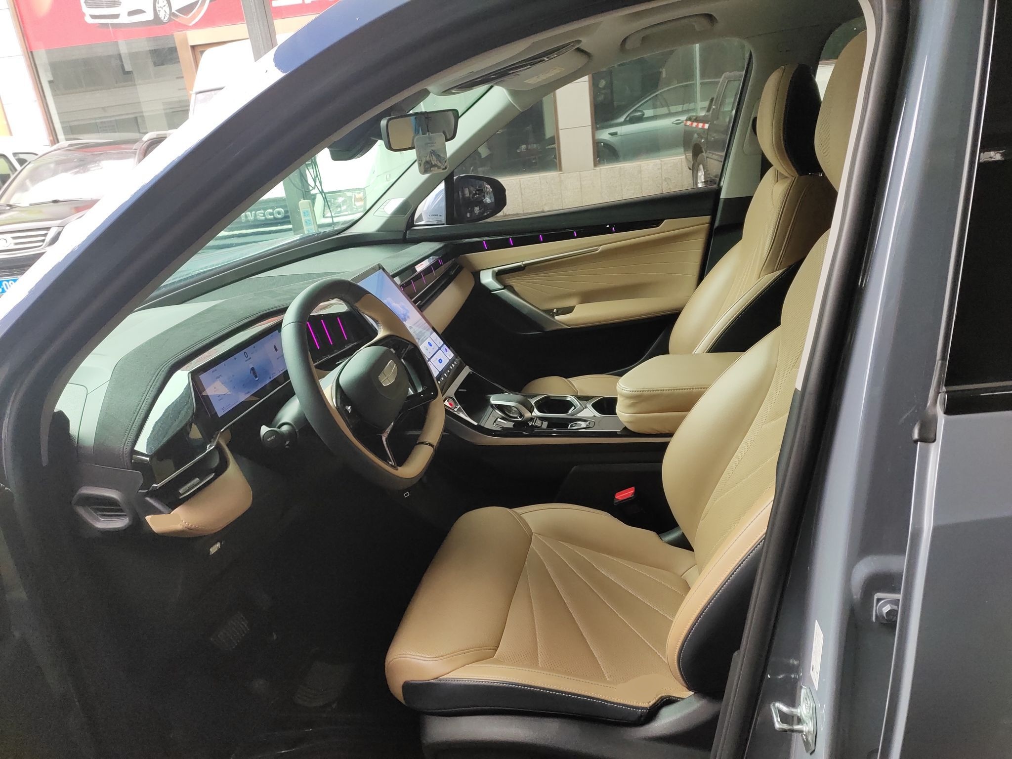 المقاعد الأمامية داخل السيارة