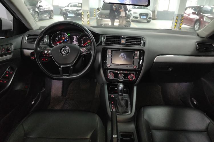 Used Volkswagen Sagitar 2018 280TSI DSG Ignite Edition Center Console