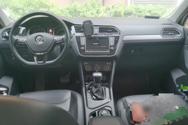 Used Volkswagen Tiguan L 2017 330TSI Automatic Two-Wheel Drive Luxury Edition Center Console