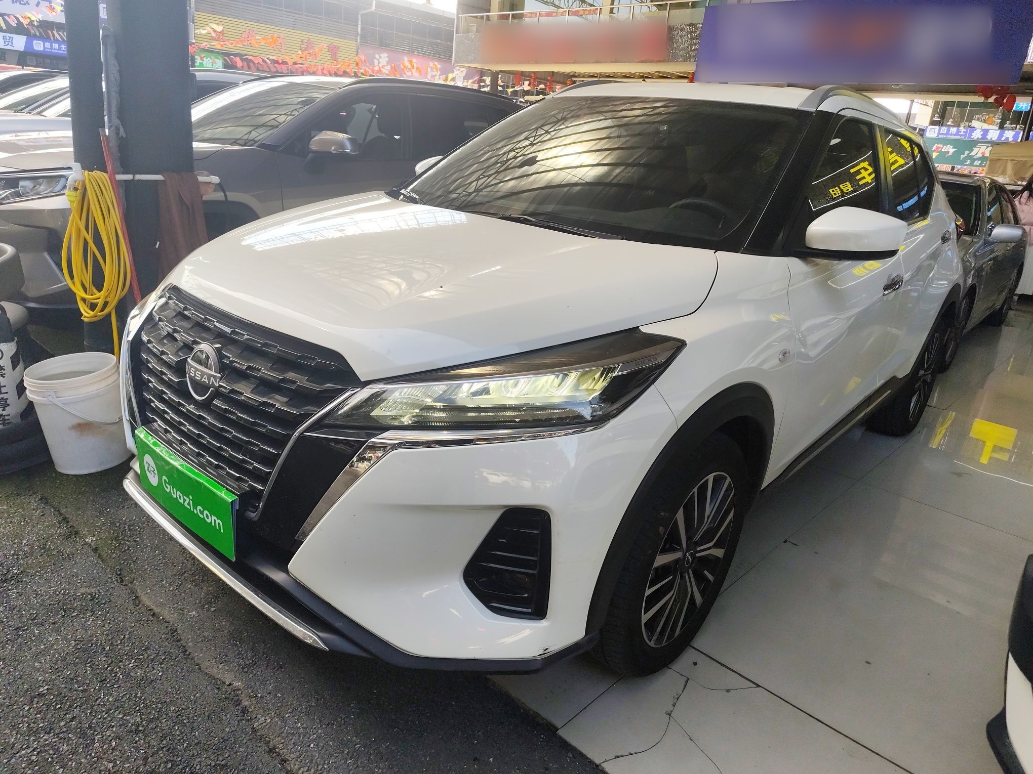 تحت مقدمة السيارة