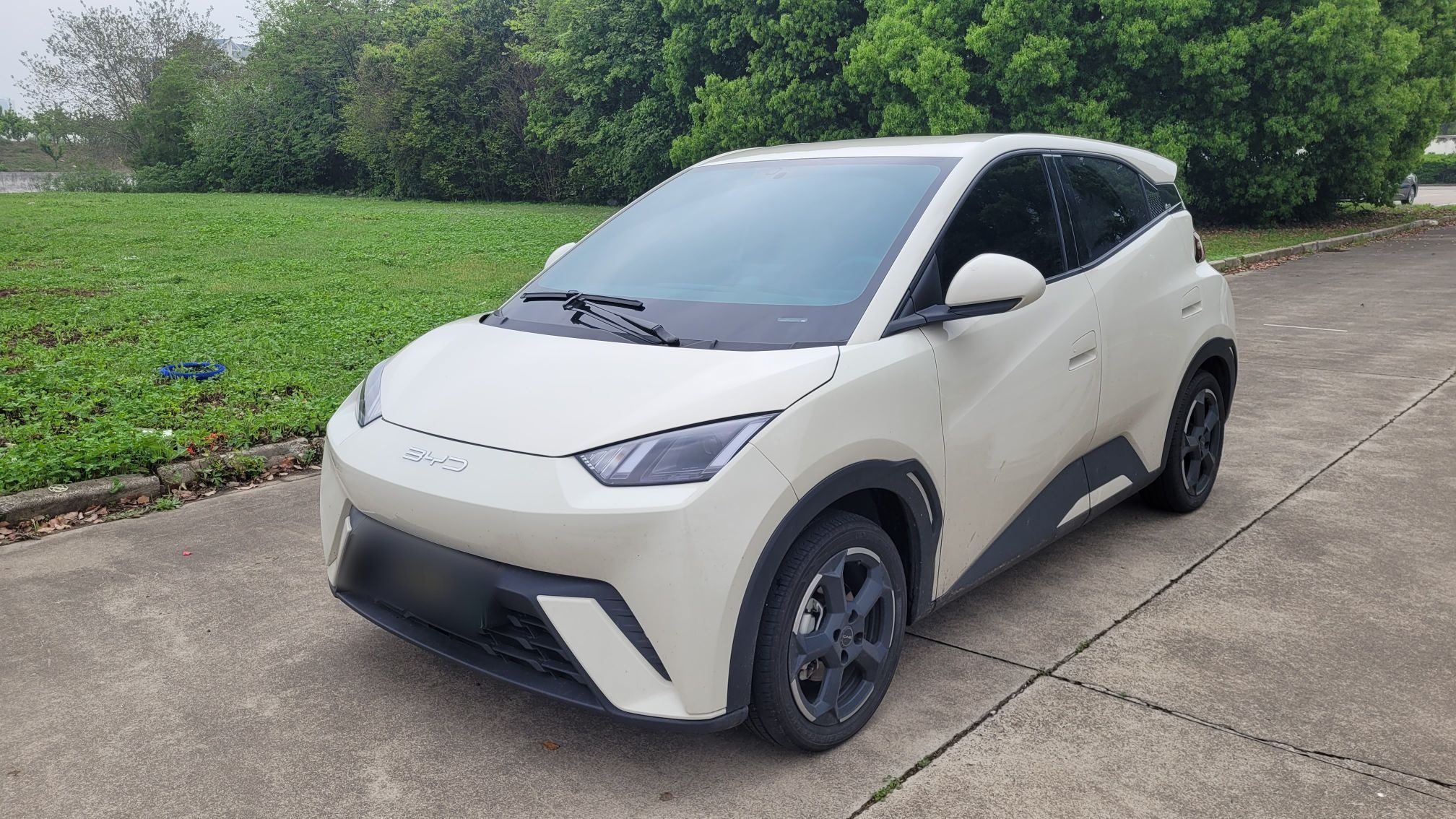 Под передней частью автомобиля