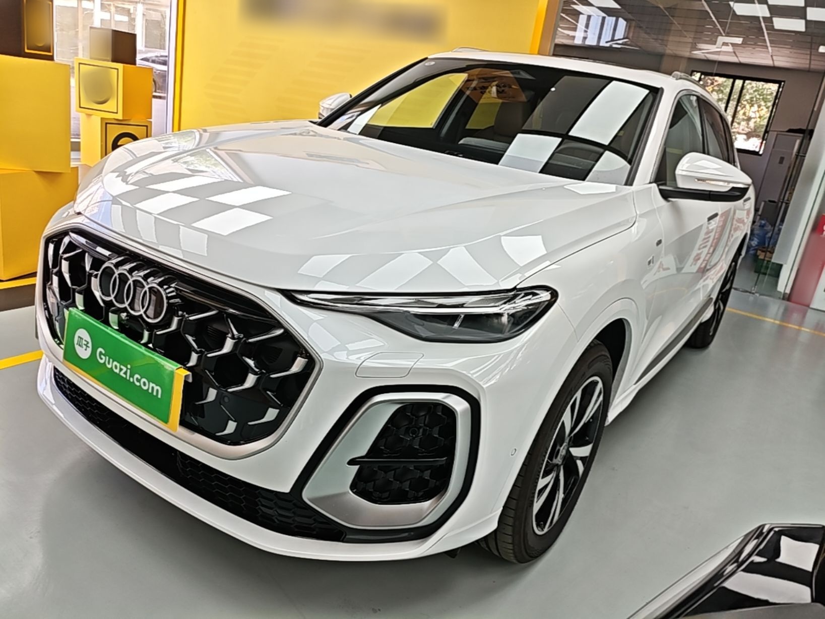 Unter der Vorderseite des Autos