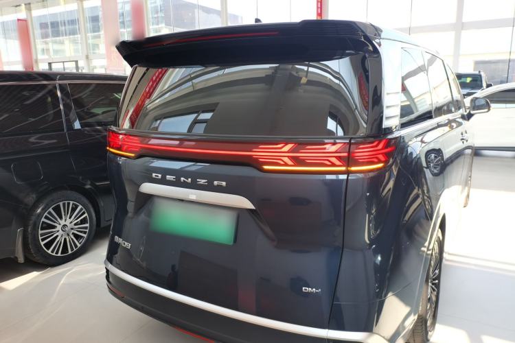 Used Denza D9 2022 DM-i 1040 Prestige Model
