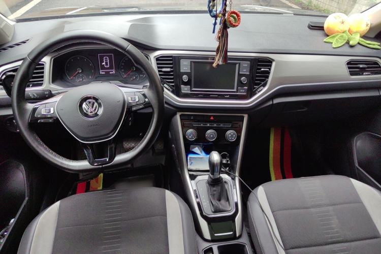 Used Volkswagen T-ROC 2019 230TSI DSG Two-Wheel-Drive Advanced Version China VI Standard Center Console