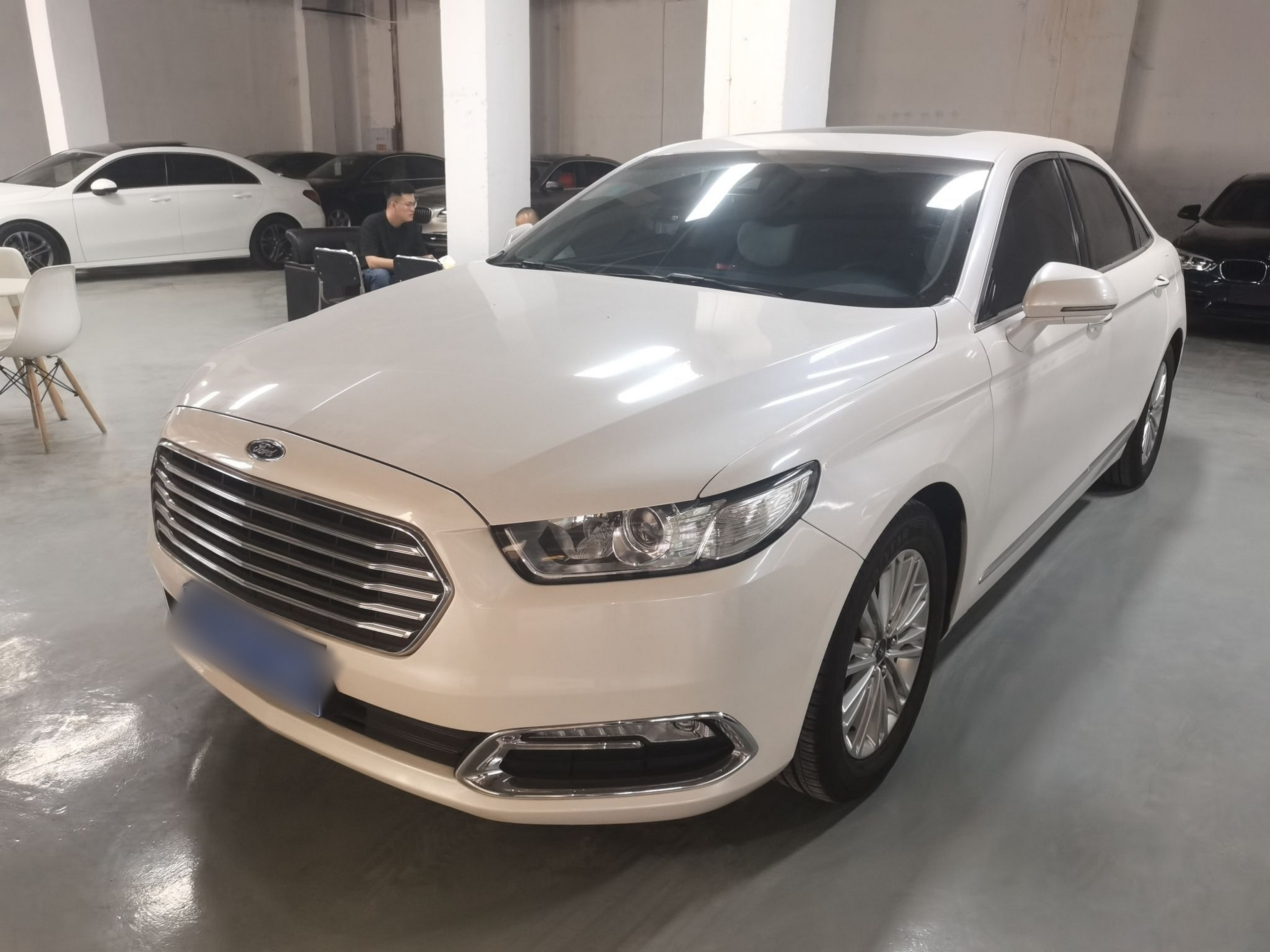 تحت مقدمة السيارة