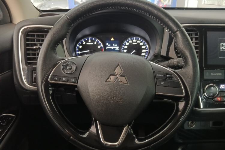 Used Mitsubishi Outlander 2021 Revised Version 2.0L Two-Wheel Drive Enjoyment Edition 5 Seats Steering Wheel