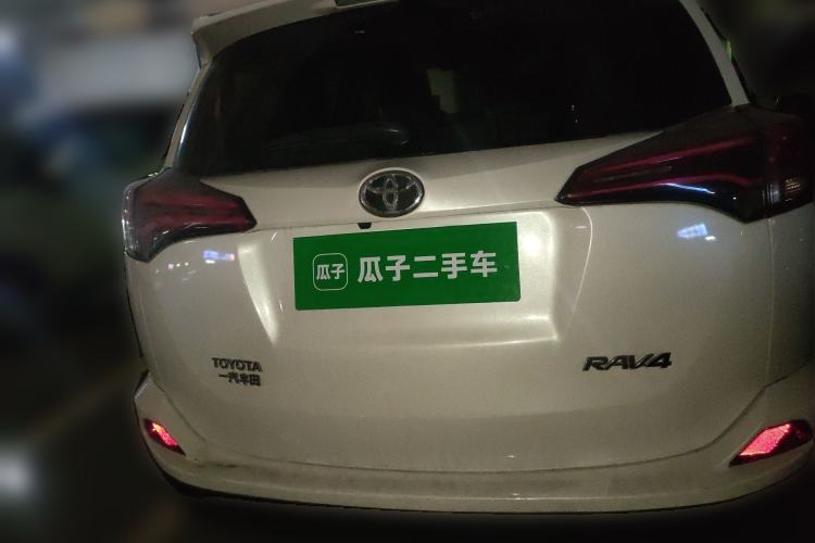 Used Toyota RAV4 2019 2.0L CVT Two-Wheel Drive Luxury Version China VI Standard
