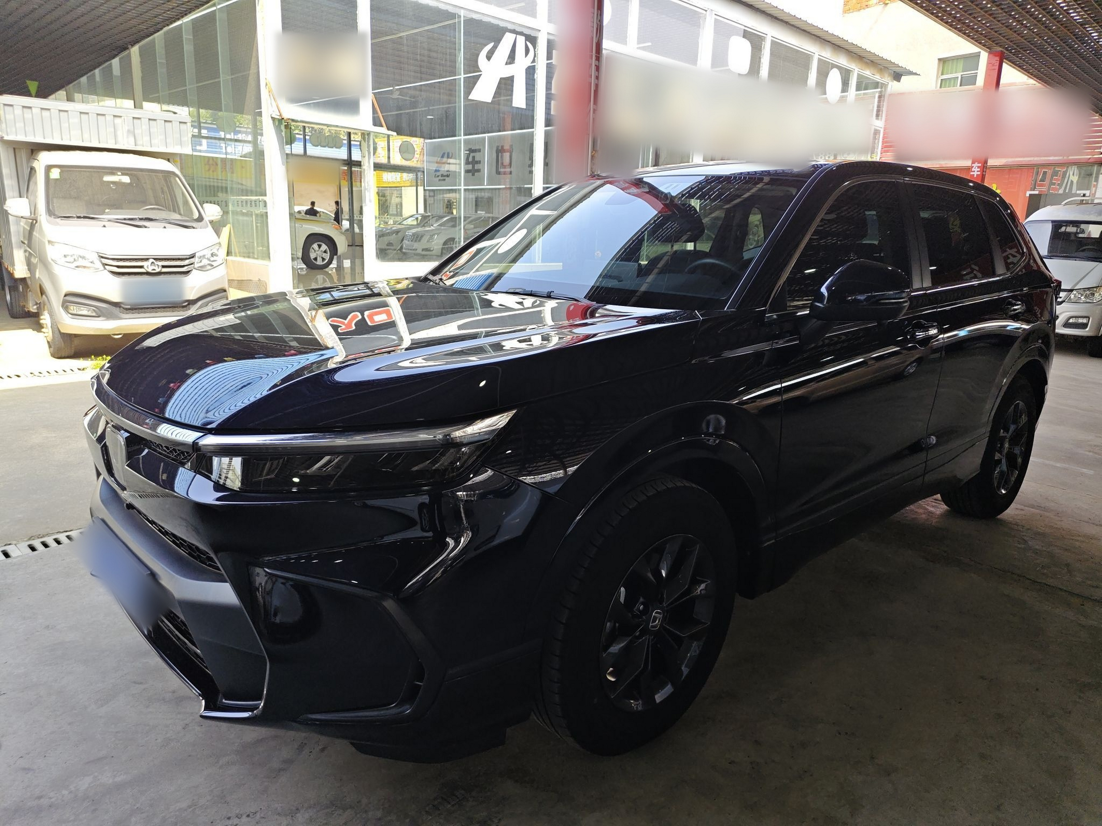 Под передней частью автомобиля