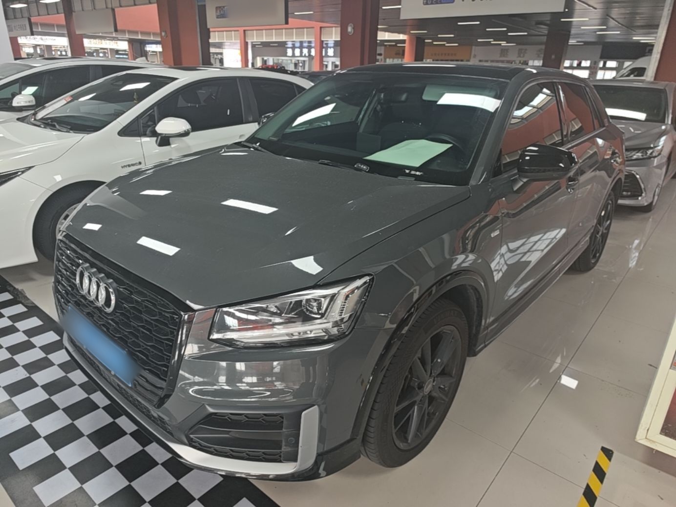 Под передней частью автомобиля