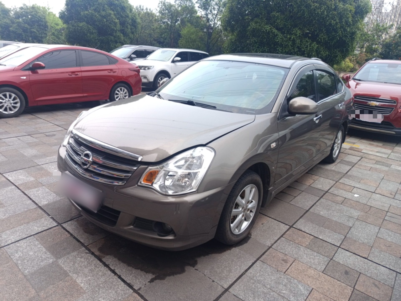 تحت مقدمة السيارة