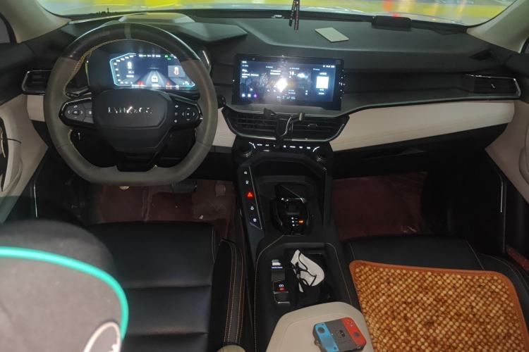 Used Lynk & Co 06 EM-P 2022 PHEV 84 km Range Pro Version Center Console