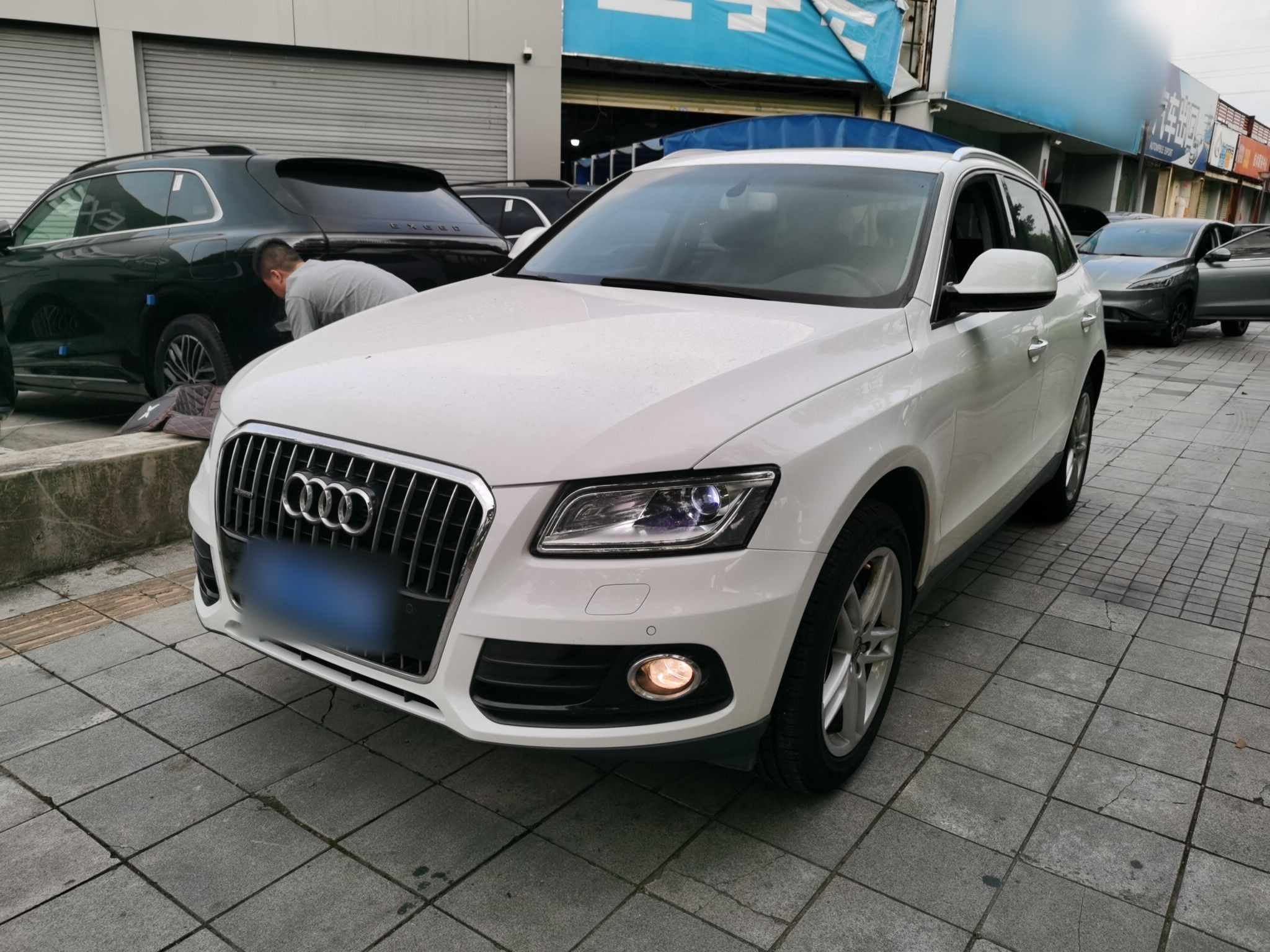 تحت مقدمة السيارة