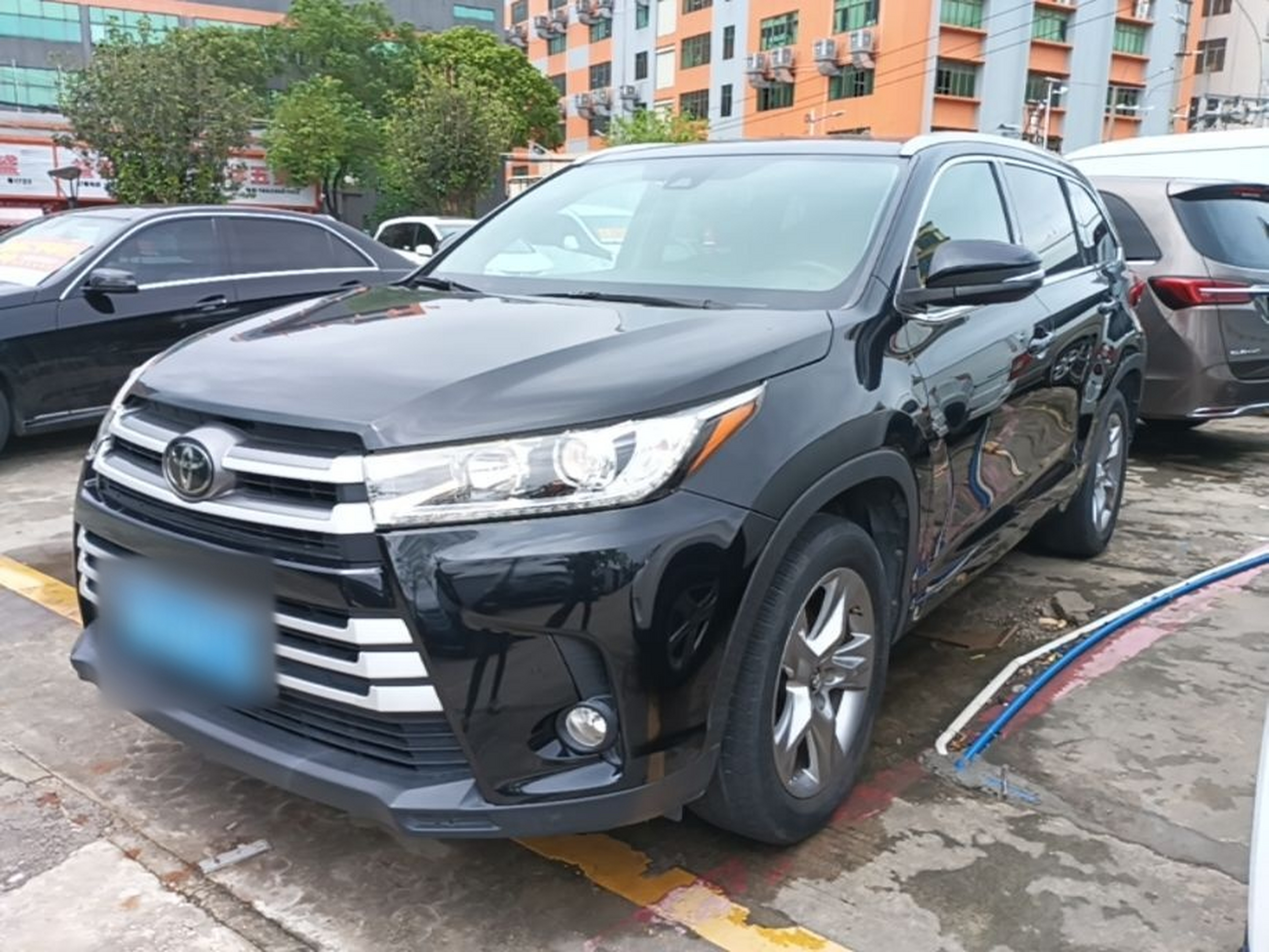 Под передней частью автомобиля