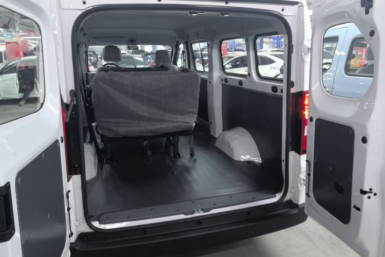 Used Wuling Yangguang 2024 300KM Comfort Version Passenger Van 75kW