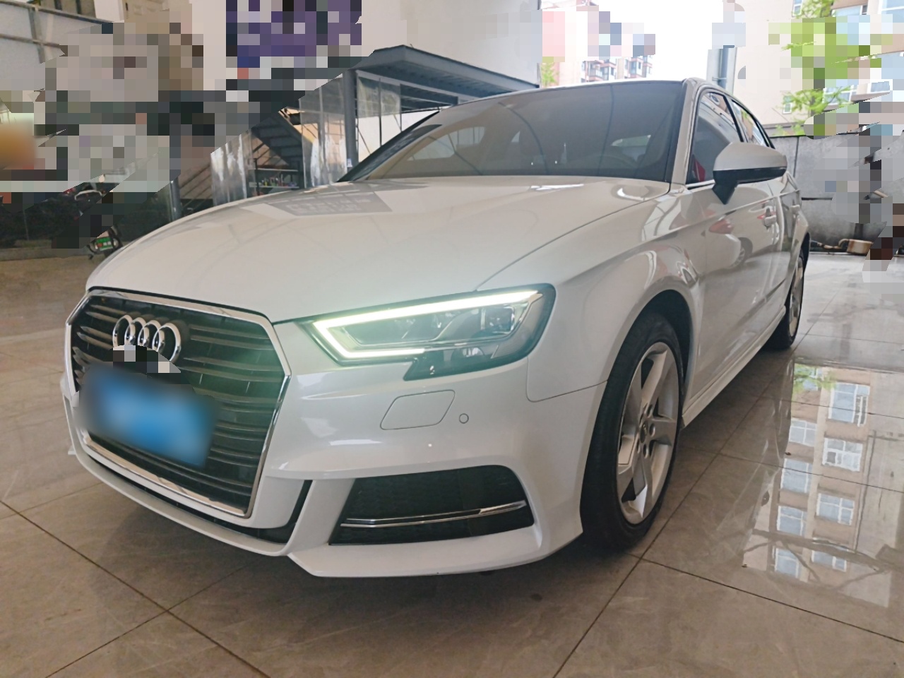 تحت مقدمة السيارة