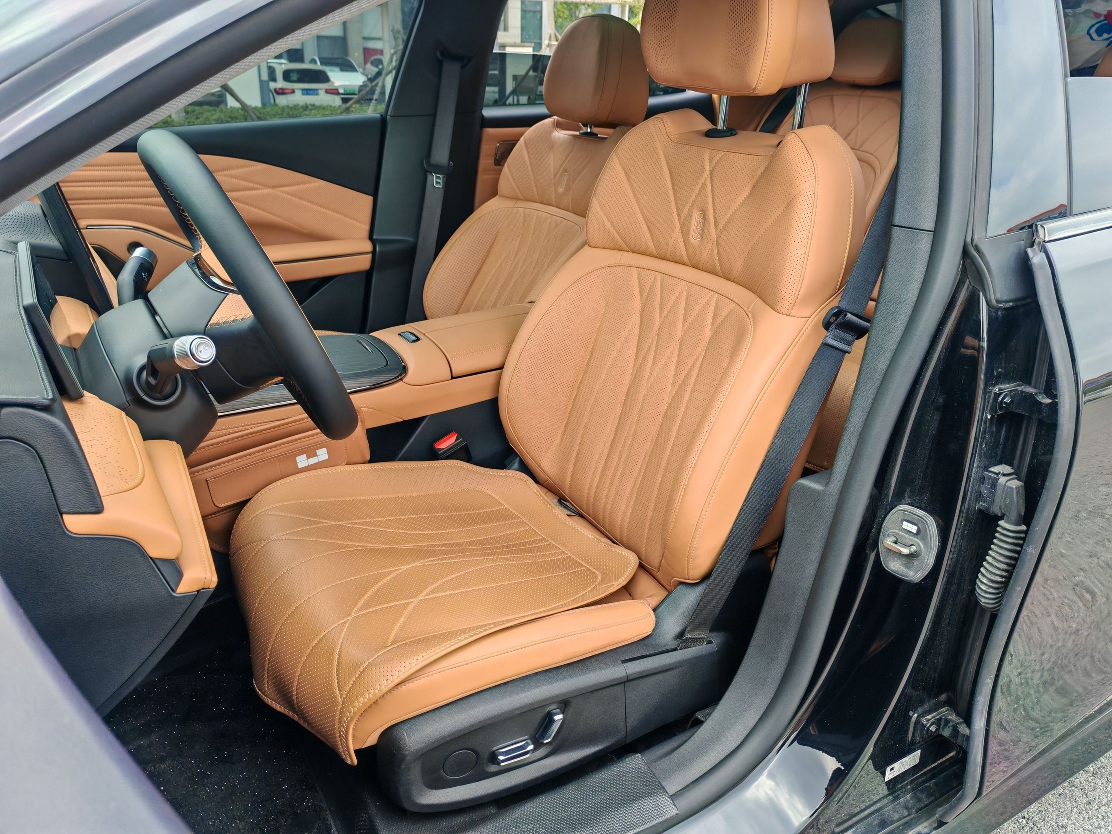 Переднее сиденье в автомобиле