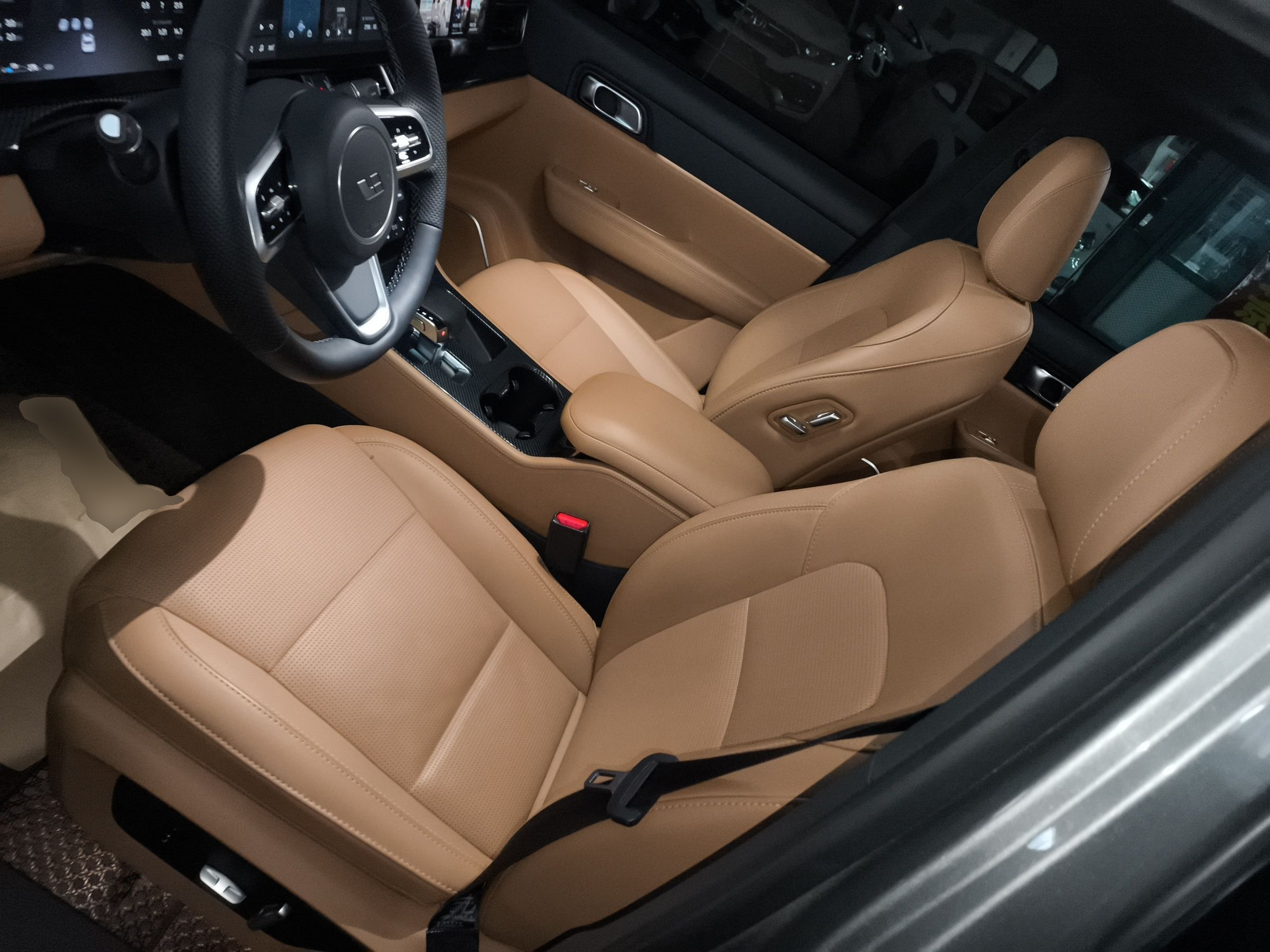 المقاعد الأمامية داخل السيارة