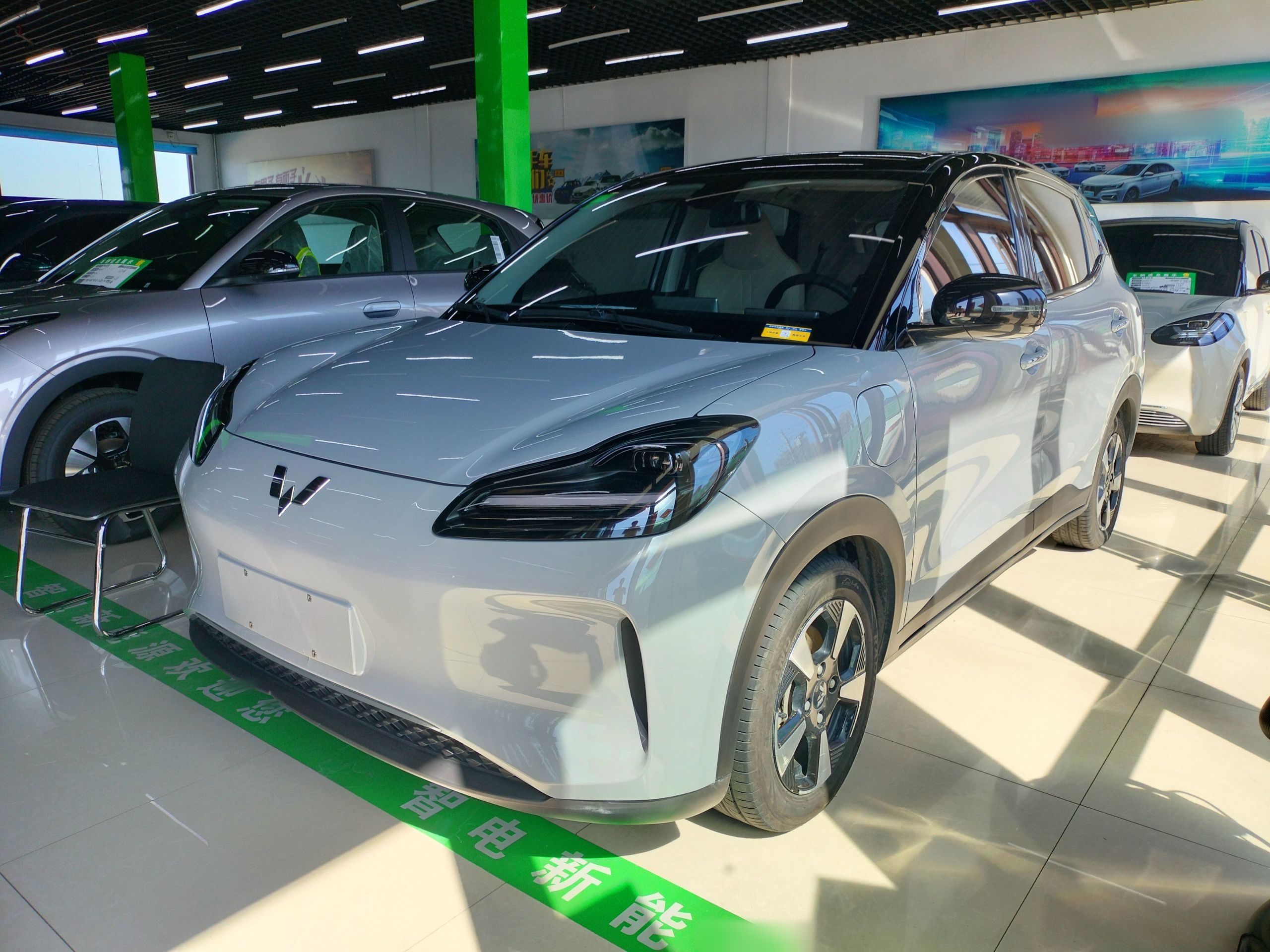 Под передней частью автомобиля